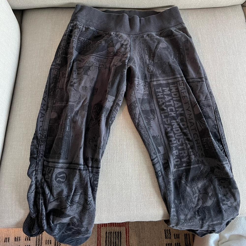 unique athleisure print grey/black lululemon sweatpants w/ ruched leg material